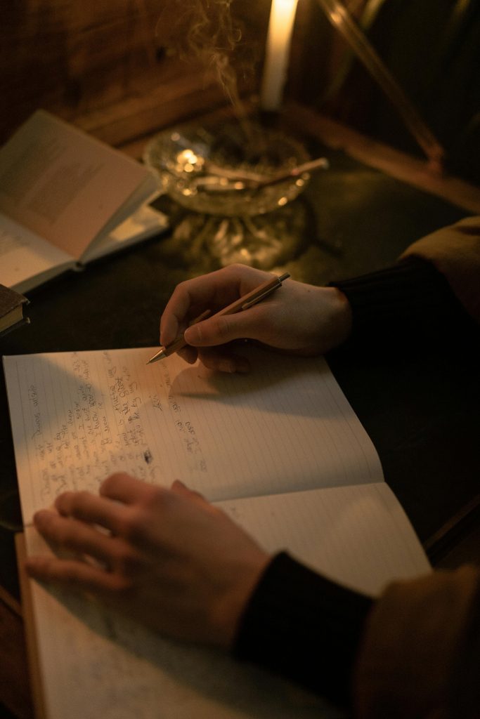 The Pennebaker journaling method can be written by hand or done digitally. The main thing is to use the structure of facts, emotions and links to process the challenging situation.